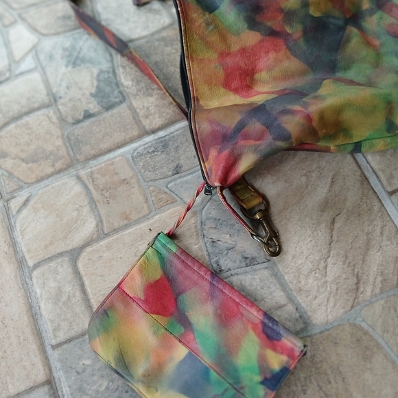 Vintage 1984 Leather painted tye dye design BoHo bag, long strap 17" 1/2 x 14" - Picture 6 of 12